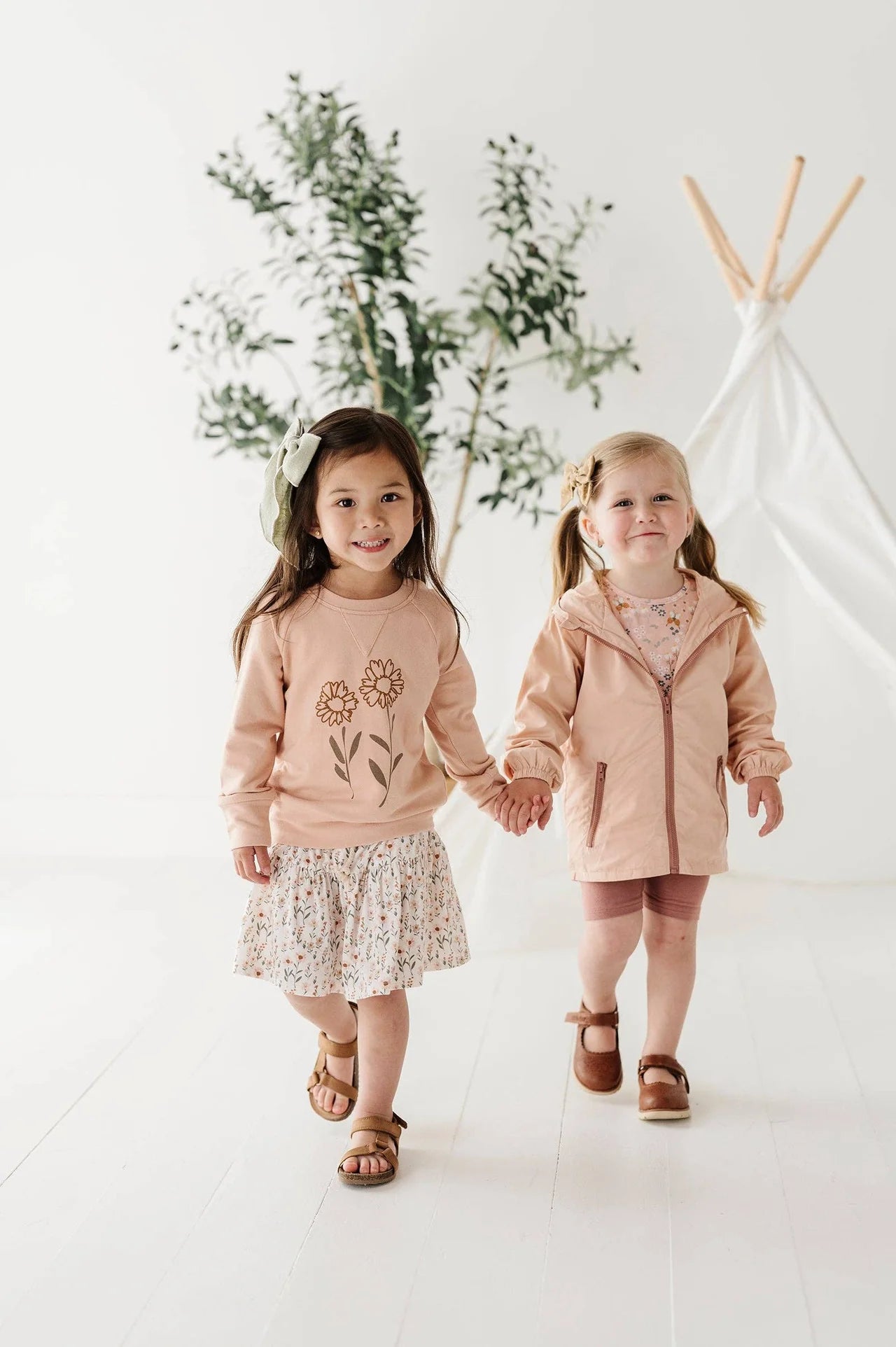 Raglan Sweatshirt – Hand Drawn Daisy