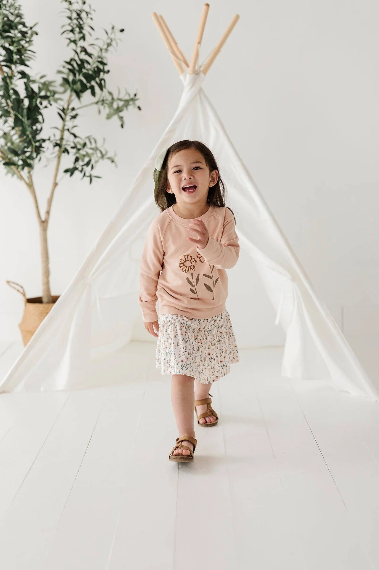 Raglan Sweatshirt – Hand Drawn Daisy